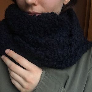 black chunky knitted scarf